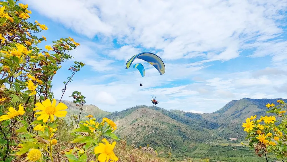 Hoạt động dù lượn bay từ đỉnh núi lửa tạo thành điểm nhấn độc lạ. Du khách có thể tận hưởng cảm giác mạnh và ngắm toàn cảnh từ trên cao. Hoạt động này được Ban tổ chức phối hợp thực hiện với câu lạc bộ Dù lượn Sơn Trà (Đà Nẵng).