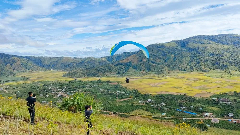 Phi công cùng du khách bay dù lượn qua thung lũng hoa dã quỳ, lướt nhìn những cánh đồng và ngắm toàn cảnh từ trên cao. Những mảnh ghép đầy màu sắc được thu vào tầm mắt cho du khách cảm giác hồi hộp, sung sướng.