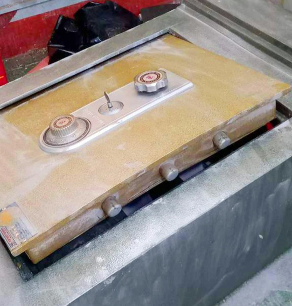 Két sắt bị kẻ gian đột nhập, cạy phá lấy tiền.