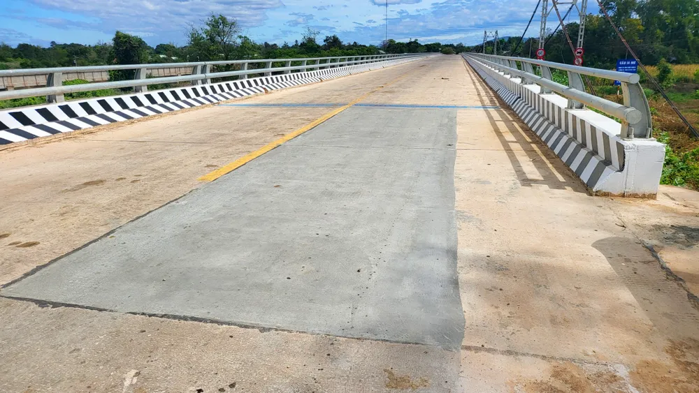 Một điểm vá khác ngay trên cầu Ia Mơ.