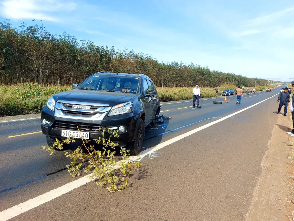 Cả ba chiếc xe ô tô bị hư hỏng nặng.