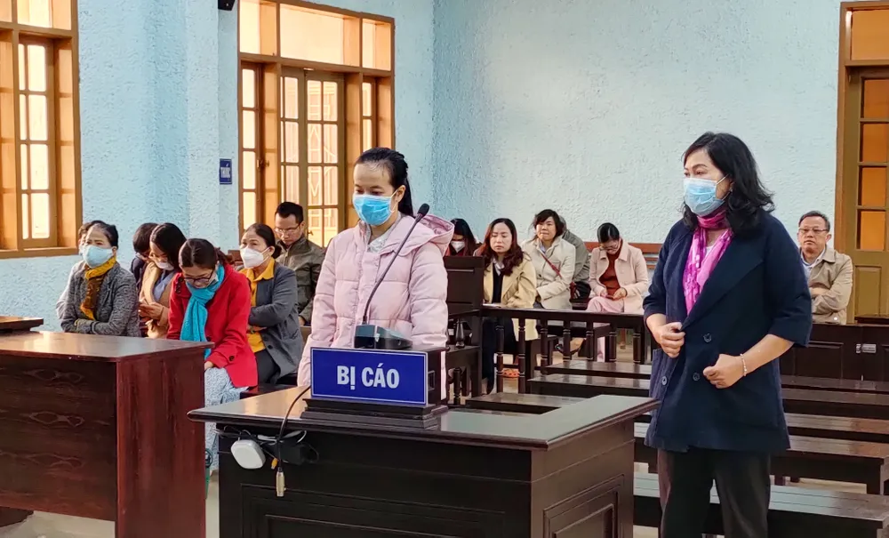 Bị cáo Lựu và Vi tại Tòa, bị cáo Quang vắng mặt. Ảnh: LK