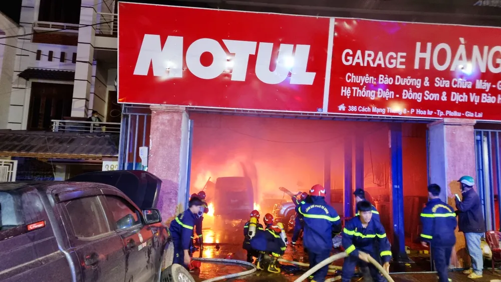 Ba xe ô tô trong gara bị thiêu rụi. Ảnh: ĐB.