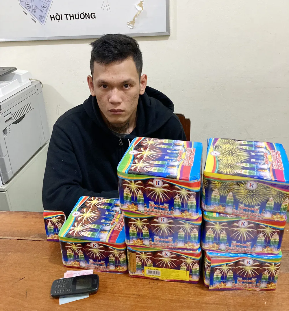 Nguyễn Quang Tuân cùng tang vật. Ảnh: CACC.