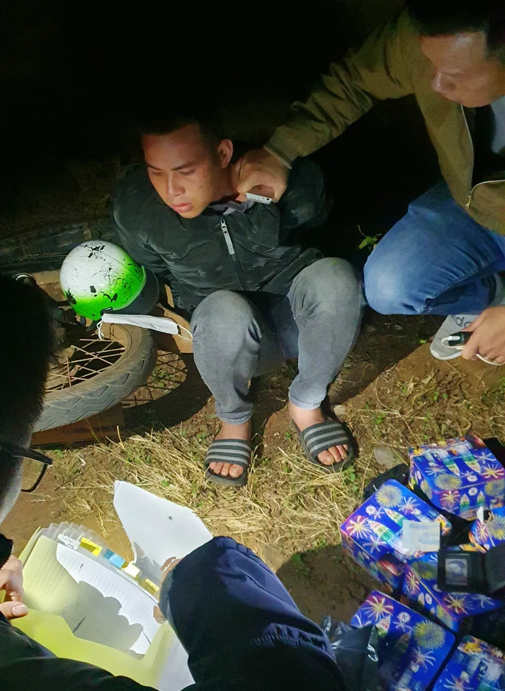 Nguyễn Văn Thạch bị bắt giữ khi đang vận chuyển pháo lậu. Ảnh: CACC.