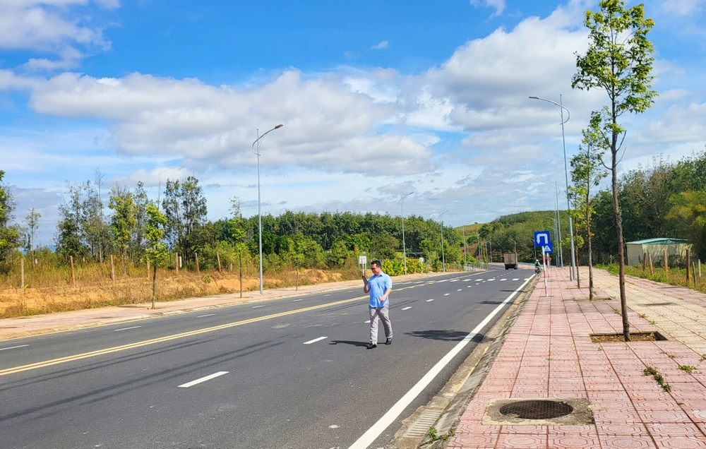 Dự án đường giao thông kết nối đường HCM đi quốc lộ 24 do Ban 98 làm chủ đầu tư. Ảnh: LK. Dự án đường giao thông kết nối đường HCM đi quốc lộ 24 do Ban 98 làm chủ đầu tư. Ảnh: LK.