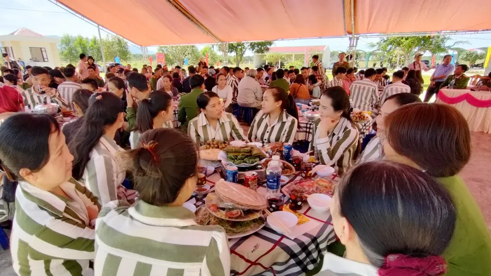 Nhiều người thân và phạm nhân vui mừng gặp nhau ngày cận Tết.