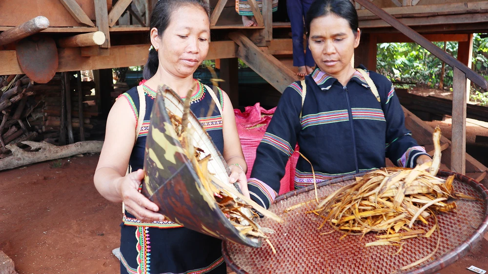 Vỏ cây hyam, nguyên liệu chính làm men tự nhiên. Ảnh: LK