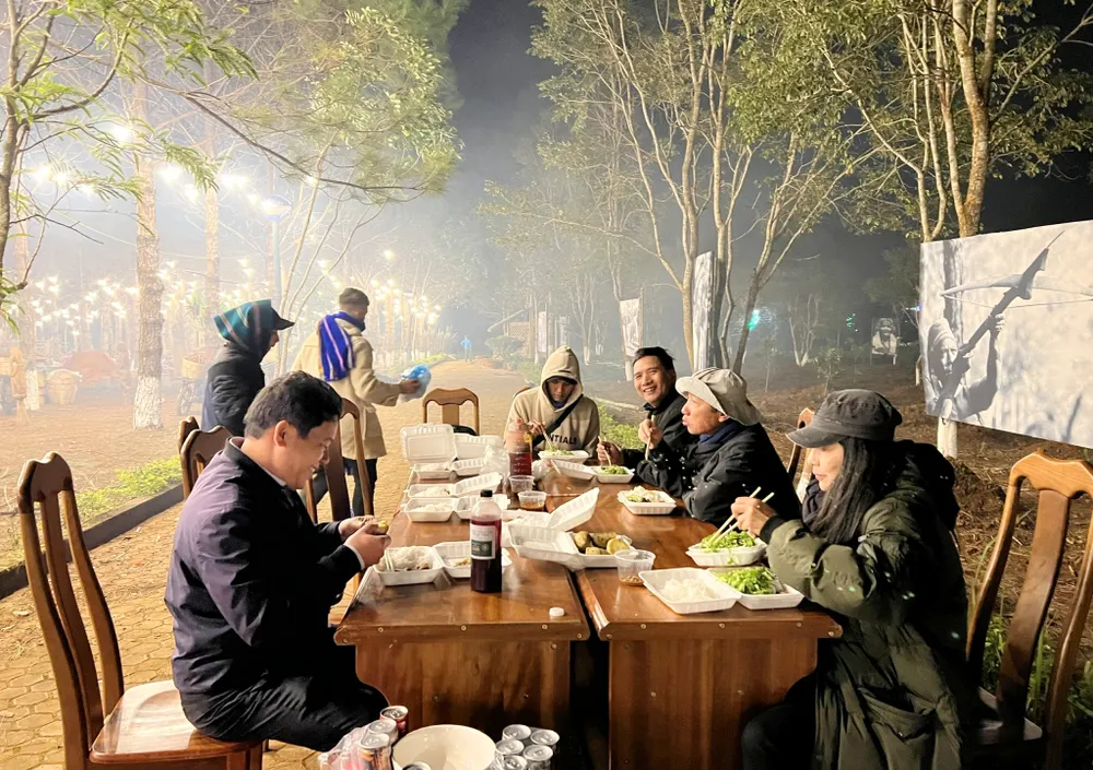 Khách du lịch vui chơi ở Măng Đen. Ảnh: ĐT. Khách du lịch vui chơi ở Măng Đen. Ảnh: ĐT.