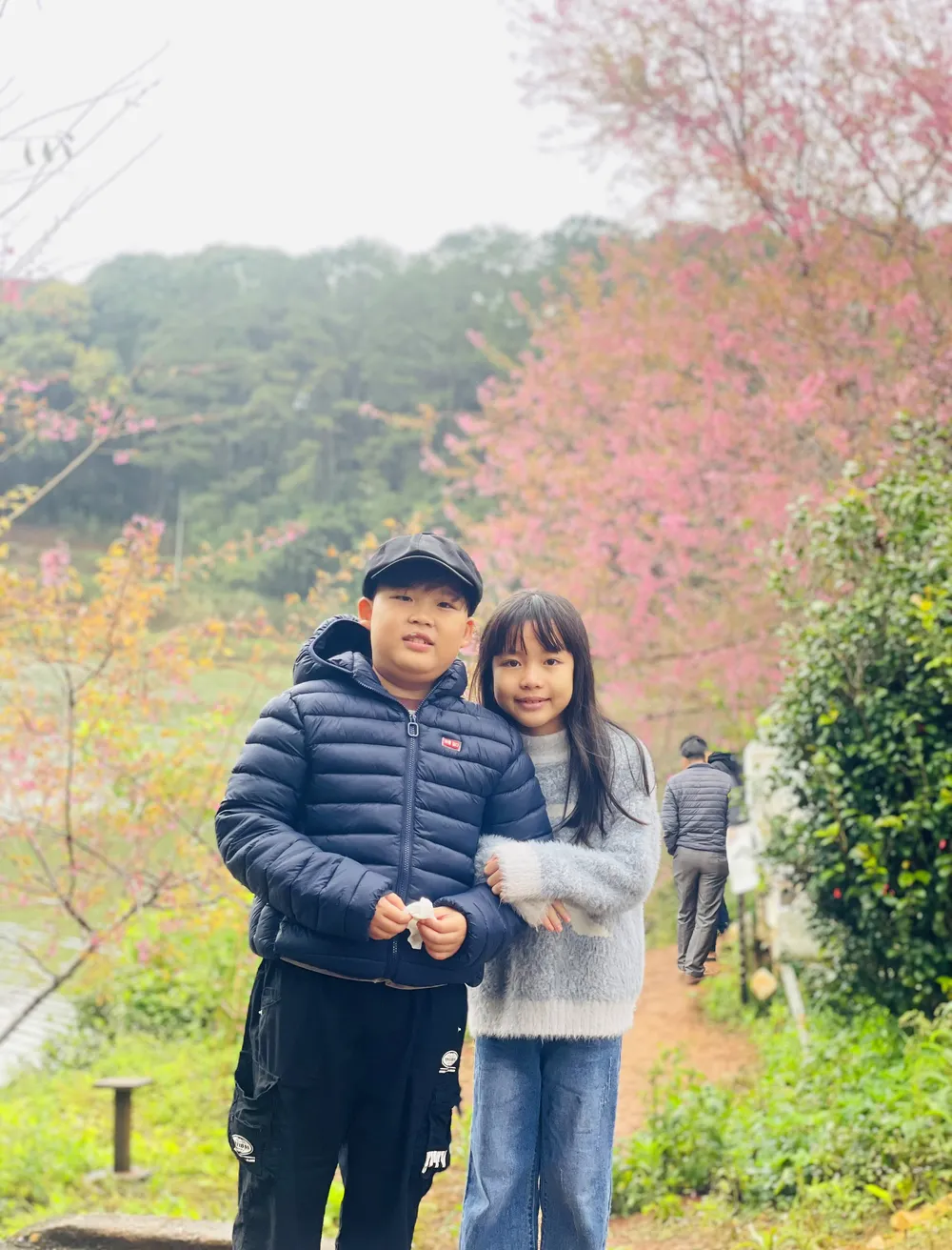 Mặc dù rét run nhưng nhiều du khách nhỏ rất háo hức đến với Măng Đen cùng gia đình. Mặc dù rét run nhưng nhiều du khách nhỏ rất háo hức đến với Măng Đen cùng gia đình.