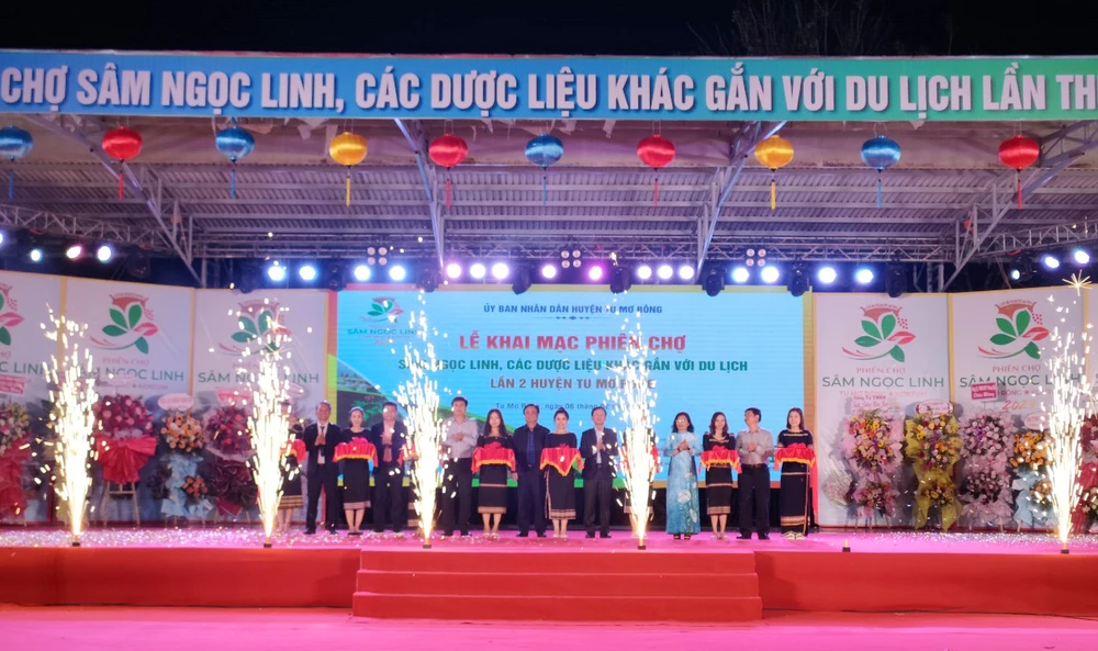 Lễ khai mạc phiên chợ sâm Ngọc Linh. Ảnh: LK.