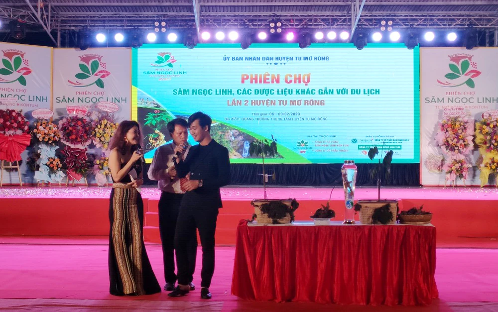 Anh Ngụy Hoàng Tây đấu giá thành công củ sâm đạt giải nhất. Ảnh: LK.