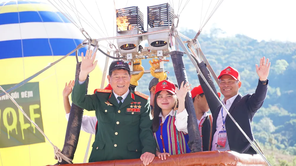 Trung tướng, Anh hùng Phạm Tuân bay khinh khí cầu cùng thanh thiếu niên Xơ Đăng. Ảnh: VY.