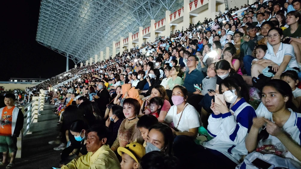 Hàng ngàn người dân đến dự lễ kỷ niệm.