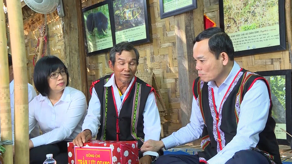 Phó Thủ tướng Trần Lưu Quang thăm làng Đê Kjêng, xã Ayun, huyện Mang Yang. Ảnh: LK.