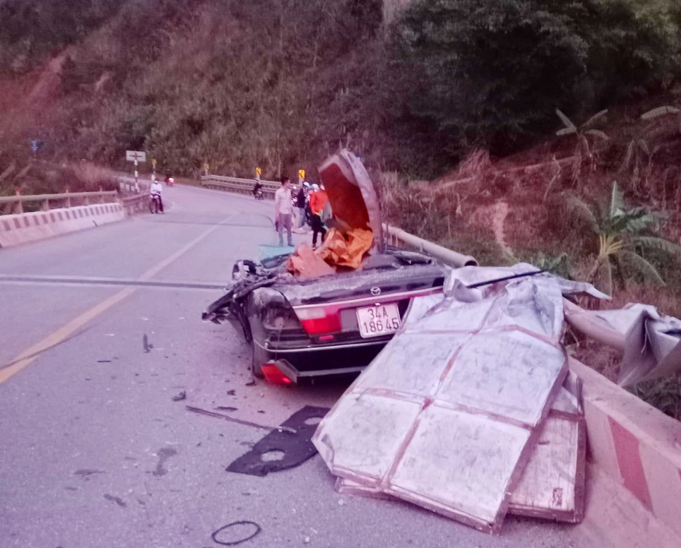 Chiếc xe ô tô con BKS 34A - 186.45 bị hư hỏng nặng.