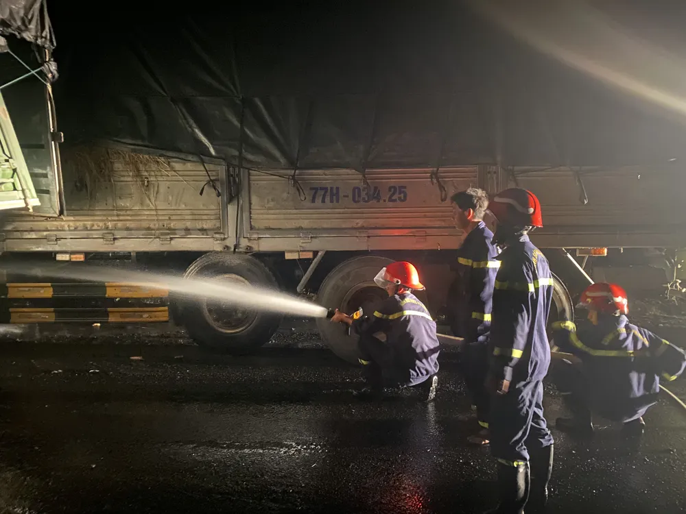 Lực lượng cứu hỏa dập lửa.