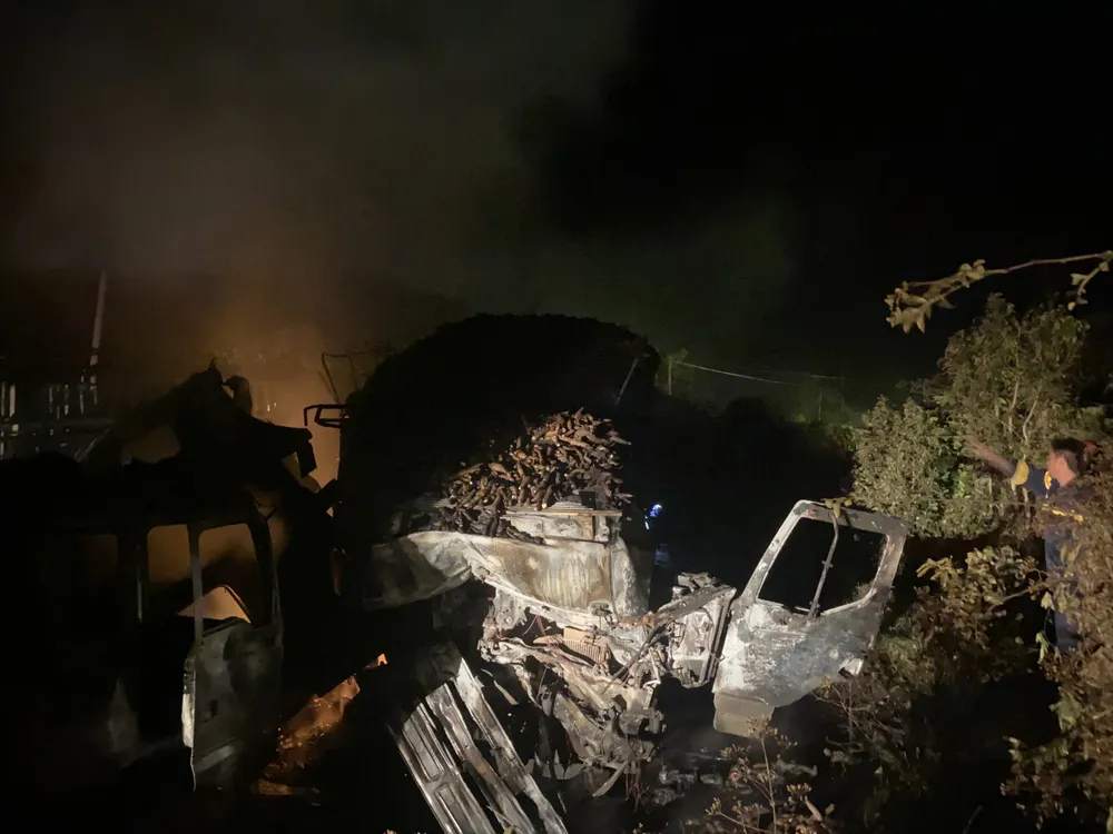 Đầu xe bị thiêu rụi.