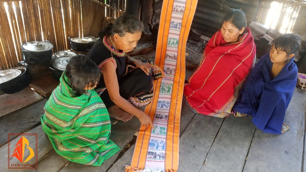 Nghệ nhân Y Yin kể chuyện bằng hoa văn thổ cẩm. Ảnh: Thông Bahnar.