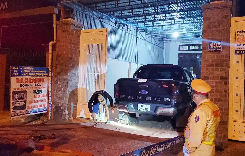 Chiếc ô tô chạy thẳng vào nhà dân trên đường Trường Chinh. Ảnh: VY.