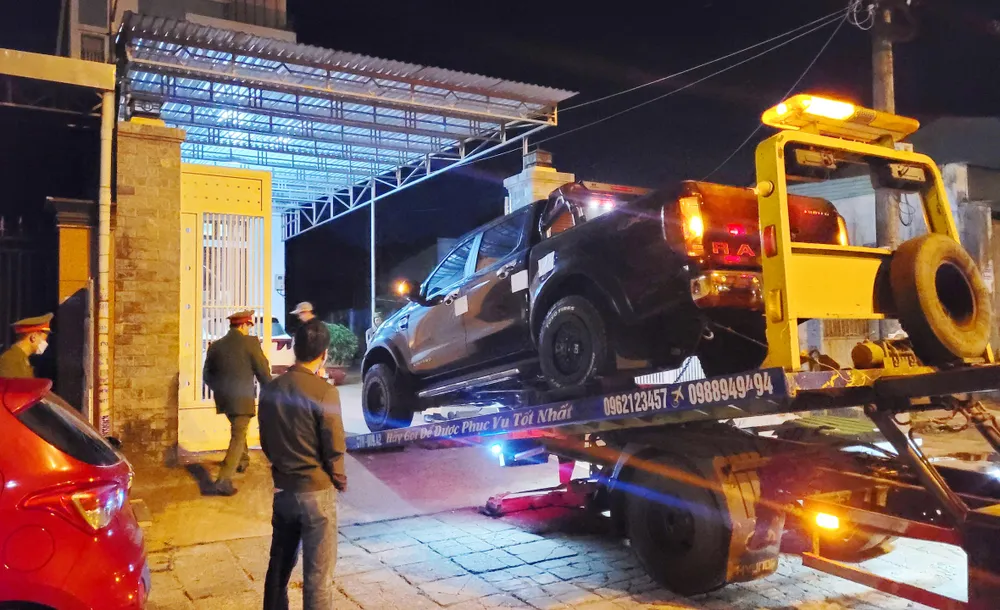 Chiếc ô tô được niêm phong, đưa về trụ sở công an.