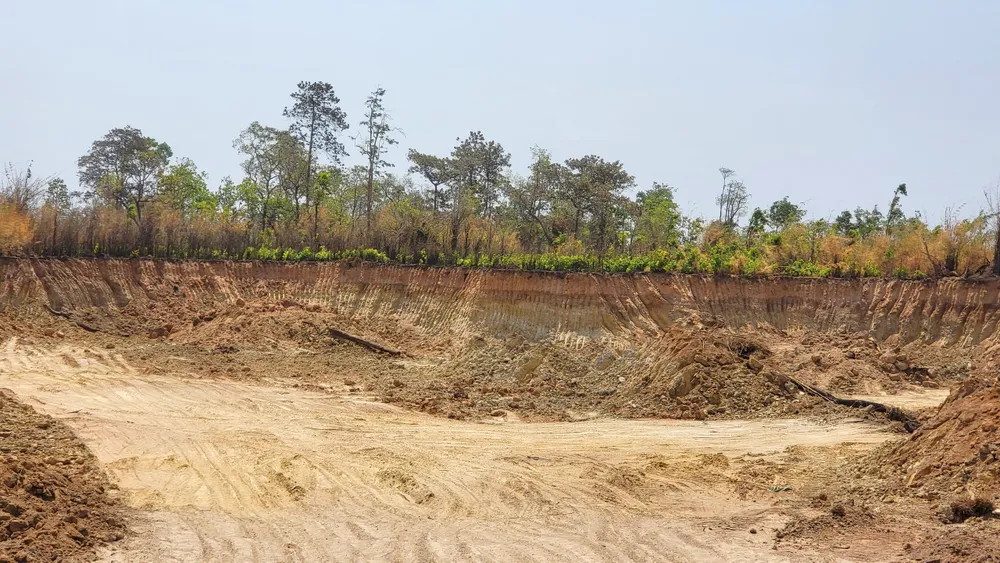 Múc đất trên đất lâm nghiệp. Ảnh: LK.