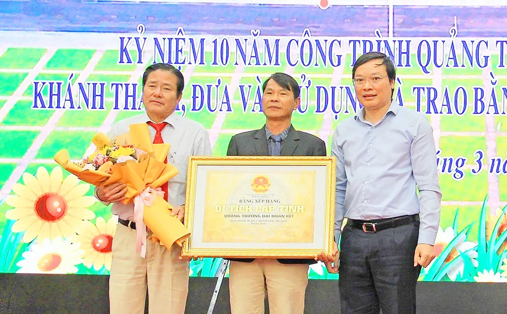 UBND tỉnh Gia Lai trao bằng xếp hạng di tích cấp tỉnh. Ảnh: AS