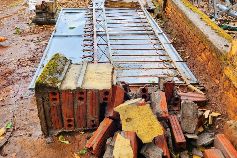 Một đoạn tường bị sập.