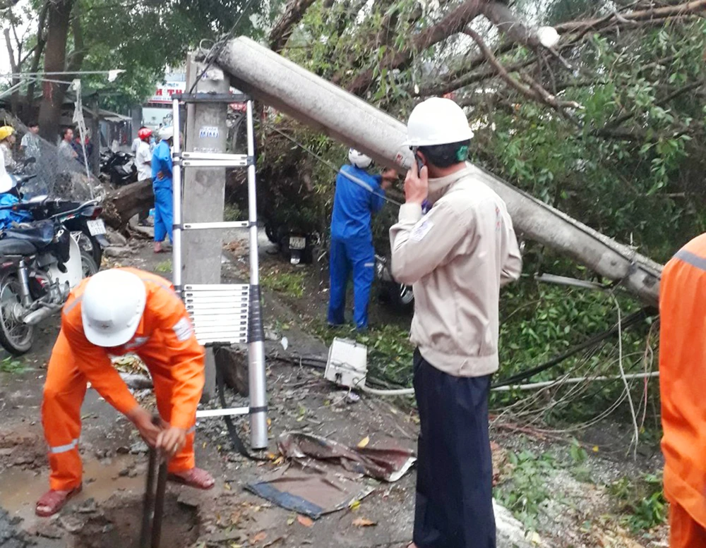 Lực lượng chức năng khắc phục hậu quả thiên tai.