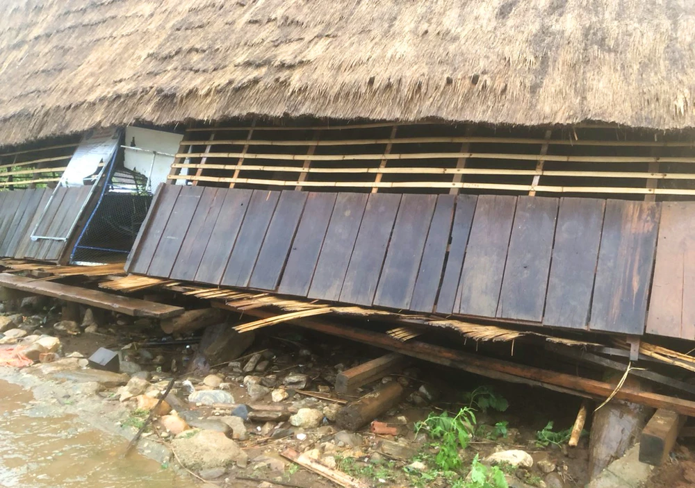 Nhà rông tại xã Đắk Sao bị sập.