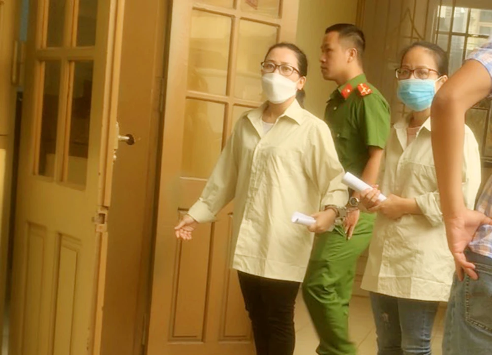 Bị cáo Huyền và Thương, người liên quan vụ án được dẫn giải đến tòa. Ảnh: LK