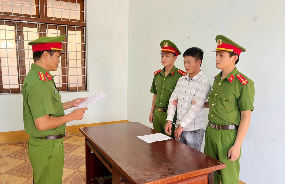 Công an đọc lệnh bắt giam Phạm Văn Điệp