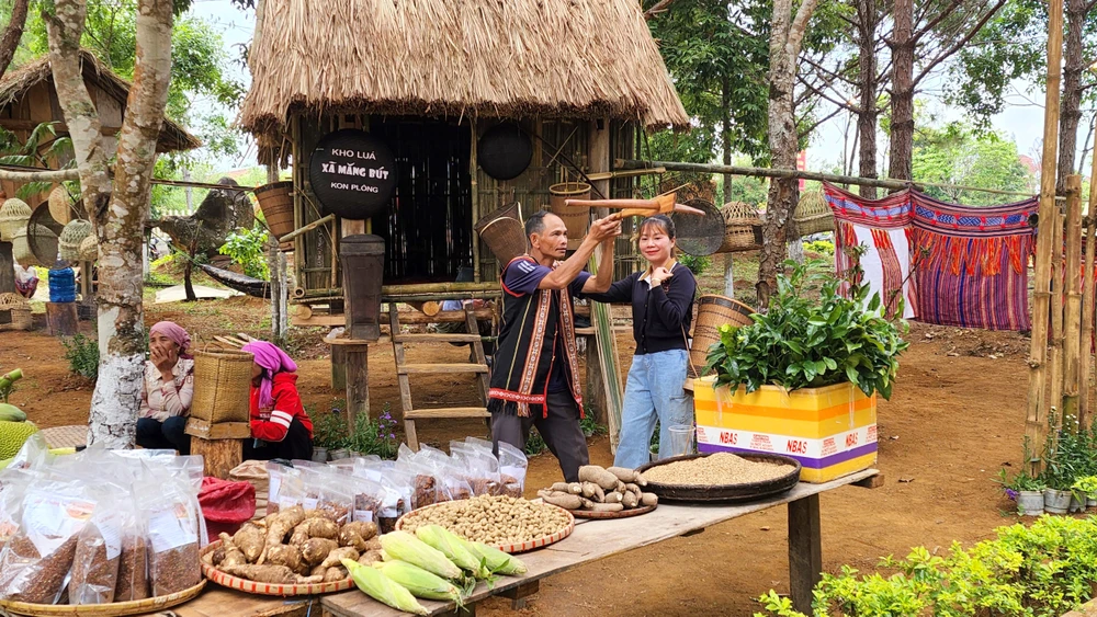 Đặc sản của địa phương được giới thiệu du khách.