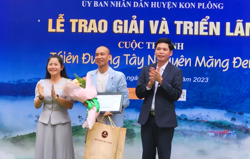 Lãnh đạo huyện Kon Plông trao giải nhất cuộc thi ảnh.