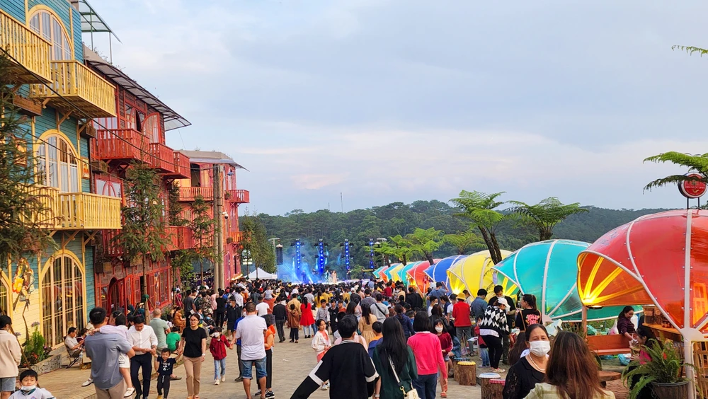 Phố đi bộ hút du khách trong dịp lễ 30-4.