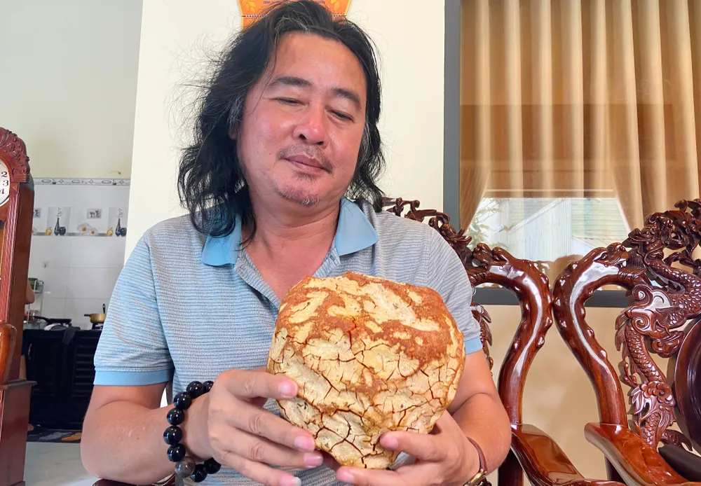 Ông Đào Minh Trí sở hữu khối đá lạ có mùi thơm. Ảnh: PH.