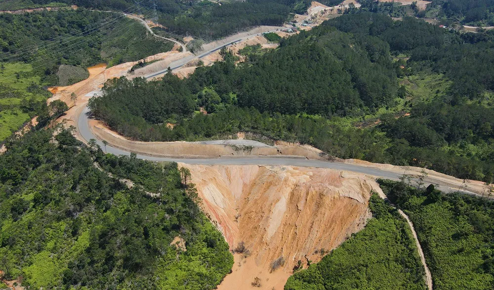 Tuyến cao tốc sẽ đi song song và có một số điểm cắt với quốc lộ 24. Tuyến cao tốc sẽ đi song song và có một số điểm cắt với quốc lộ 24.