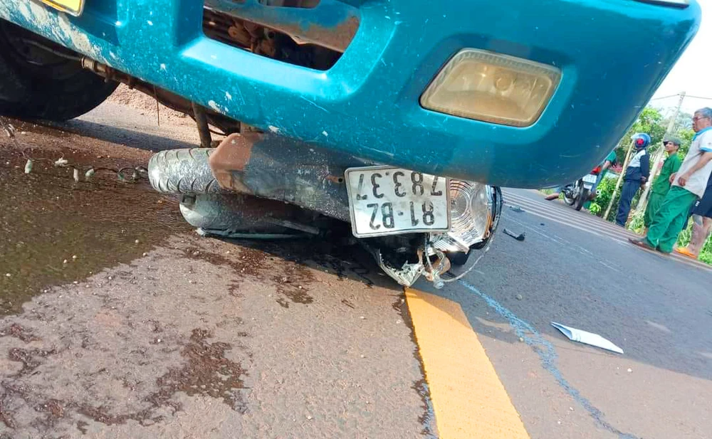 Chiếc xe máy nằm dưới gầm xe.