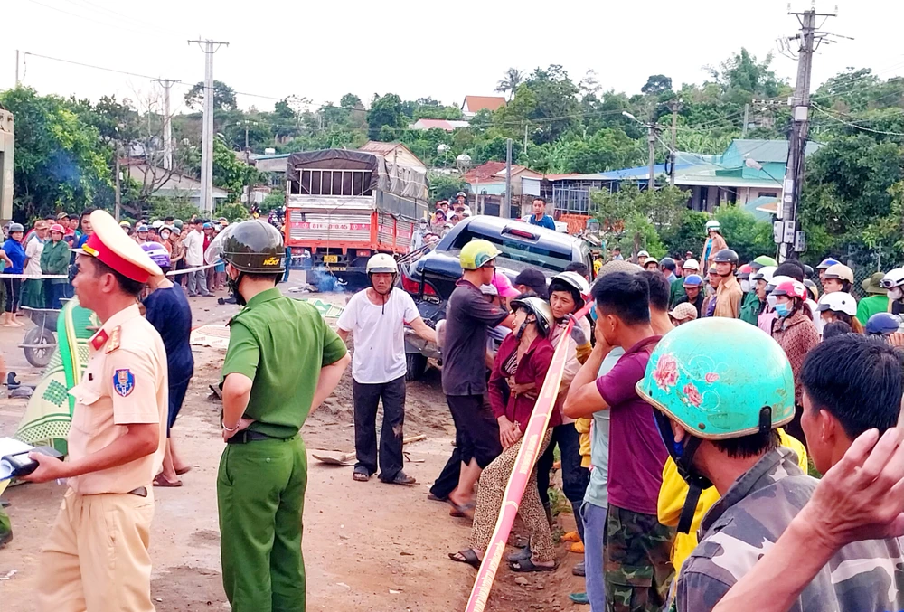 Lực lượng chức năng bảo vệ hiện trường và hướng dẫn các phương tiện lưu thông.