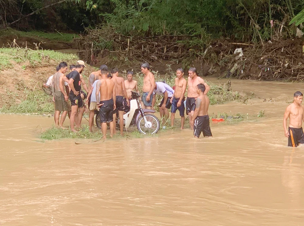 Người dân tìm thấy xe máy ở gần cầu tràn. Ảnh: VP.