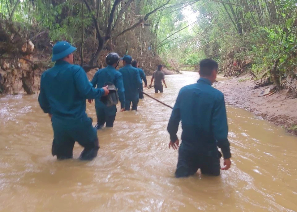 Lực lượng chức năng tìm kiếm hai cha con bị nước cuốn. Ảnh: VP