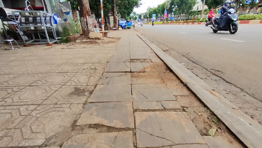 Một đoạn vỉa hè bị lún, vỡ.
