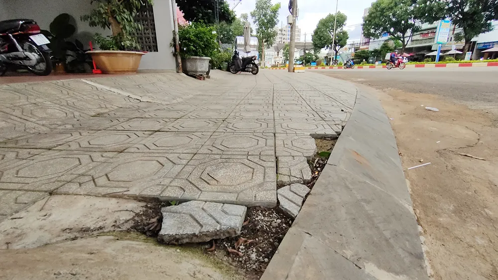 Gạch lát vỉa hè bong tróc.
