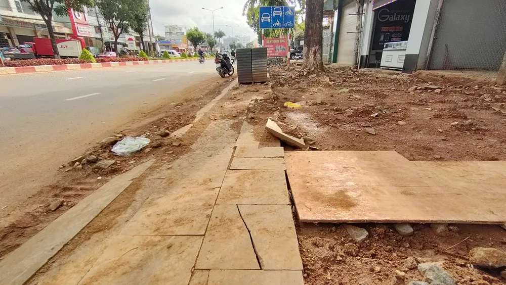 Đoạn vỉa hè đang thi công nham nhở.