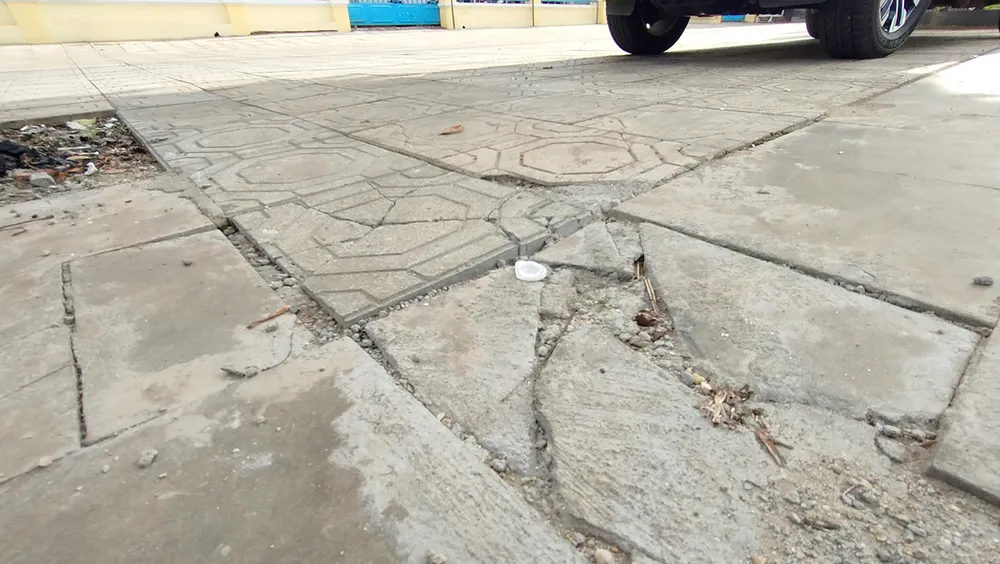 Gạch lát nền bị vỡ nát.