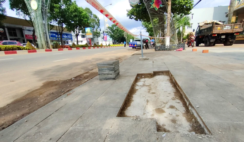 Đơn vị thi công hứa sẽ khắc phục toàn bộ các vị trí vỡ gạch.