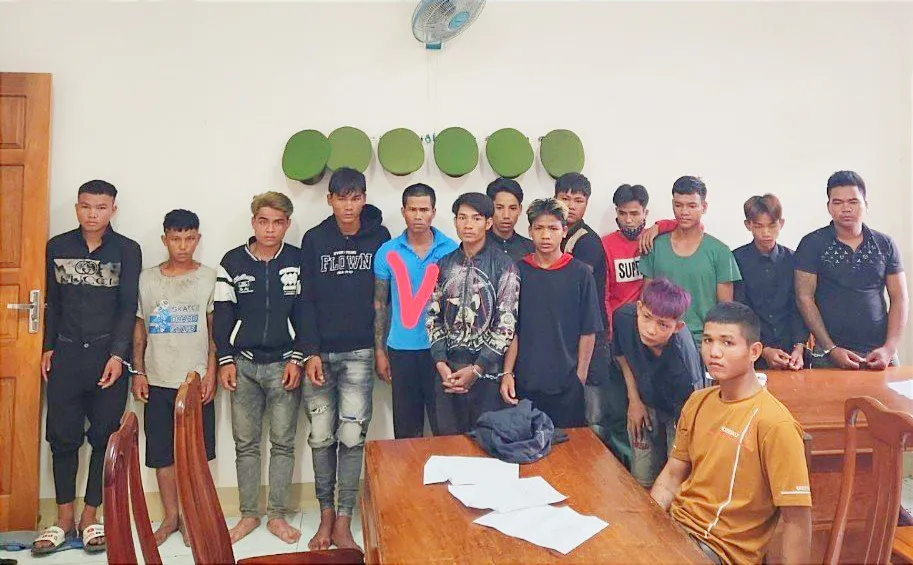 Nhóm thanh niên trai làng gây án bị bắt. Ảnh: CACC.