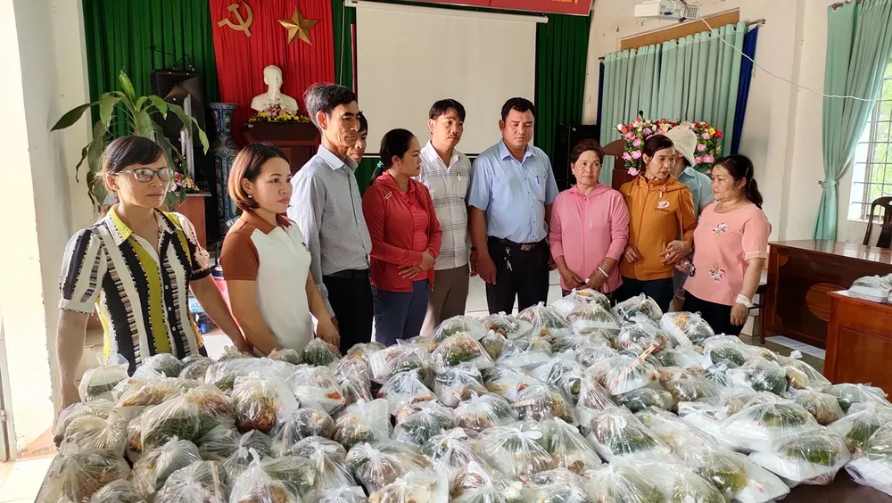 Những phần cơm được chuẩn bị sẵn sàng mang đi hỗ trợ các chiến sĩ làm nhiệm vụ. Ảnh: LK.