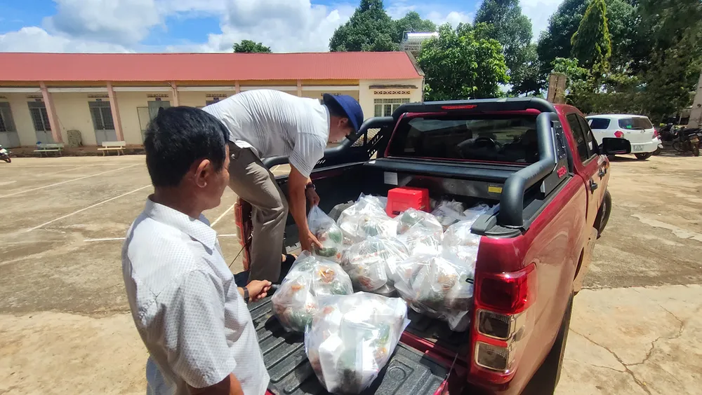 Cơm canh được đưa lên xe, mang phục vụ bữa trưa cho các chiến sĩ.