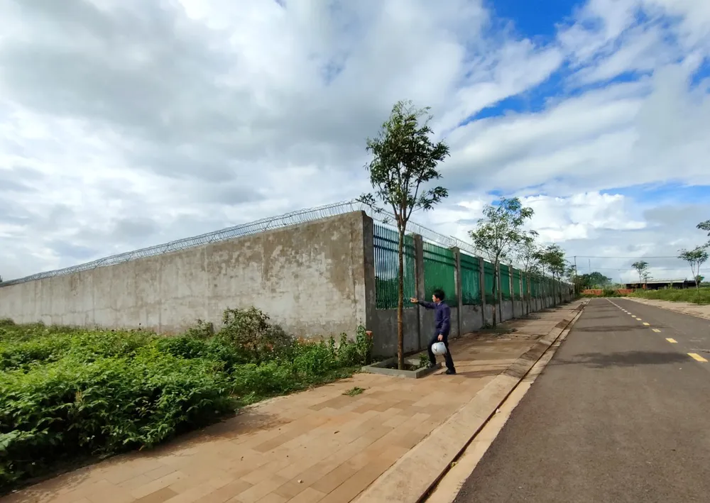 Lô đất có hai mặt tiền được ông Chính dựng tường rào phủ kín. Lô đất có hai mặt tiền được ông Chính dựng tường rào phủ kín.